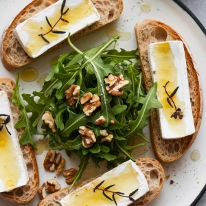 Salade de Chèvre Chaud au Miel et Herbes Sauvages